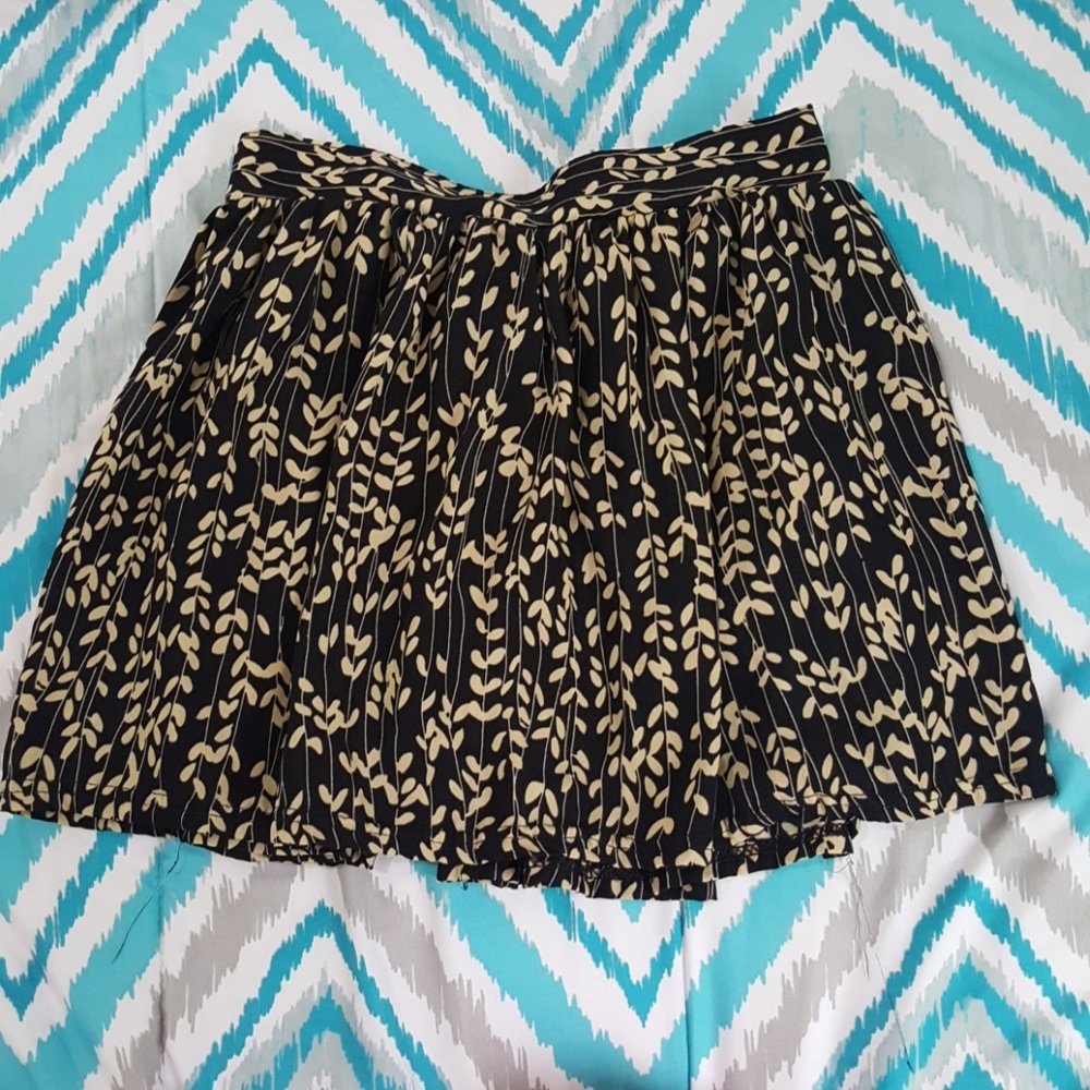 Leaves pattern skirt